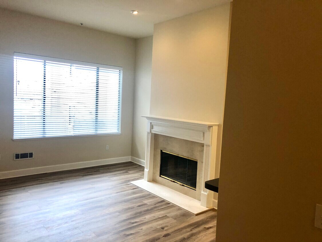 living room - 1140 Mariposa St