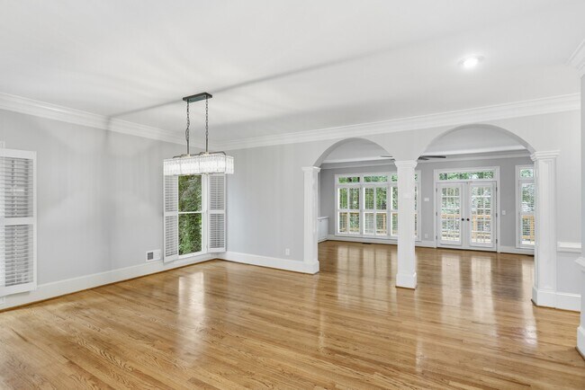 Building Photo - 4563 Fountain Dr NE