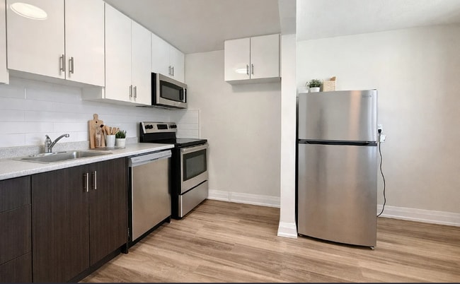 Building Photo - UPDATED 2BD APARTMENT ON LORNE AVE