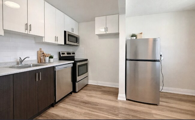 Photo du bâtiment - UPDATED 2BD APARTMENT ON LORNE AVE