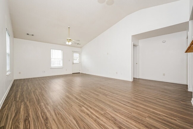 Building Photo - 2167 Red Oak Cir