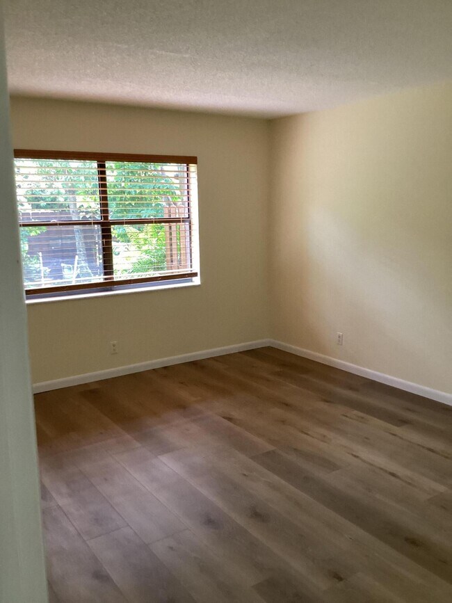 Foto del edificio - 5985 Forest Hill Blvd