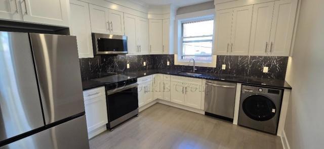 Foto principal - 3 bedroom in BRONX NY 10463