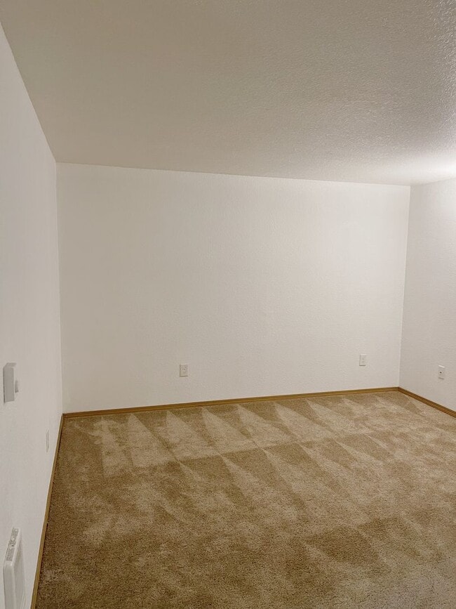 Foto del edificio - Newly Renovated Building in Lake Oswego-Large 2 Bedroom Coming Soon!!