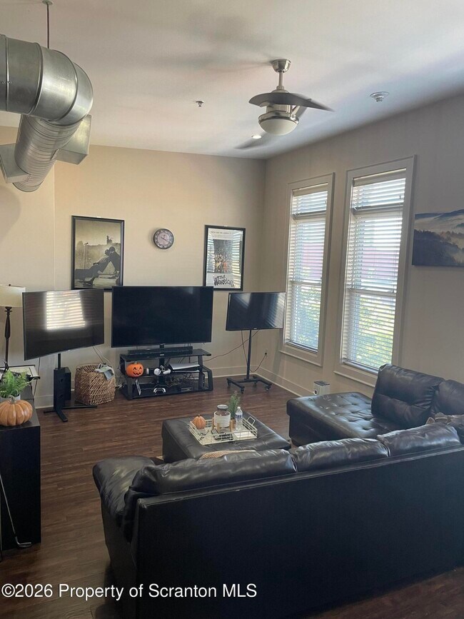 Foto del edificio - 322-322 Penn Ave