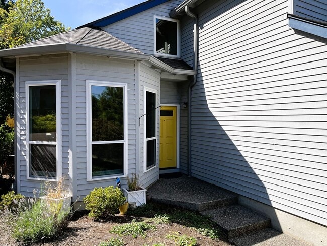 Building Photo - Bright & Spacious 3-Bedroom Home – Ideal for Entertaining & Everyday Comfort