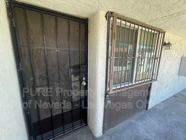 Building Photo - 1405 E Vegas Valley Dr