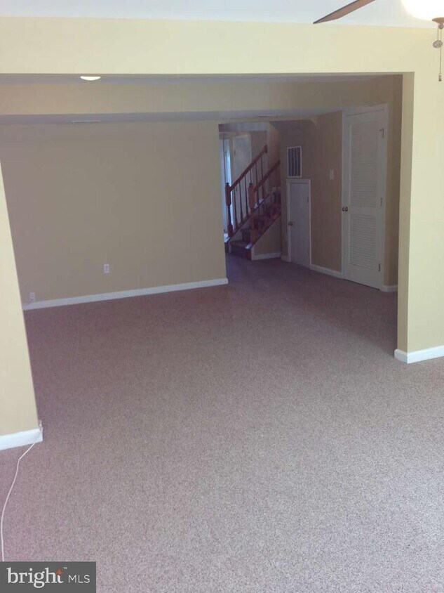 Primary Photo - 255 Windsor Ct