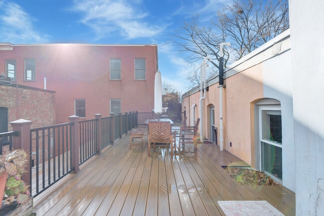 Building Photo - 1125 D St NE