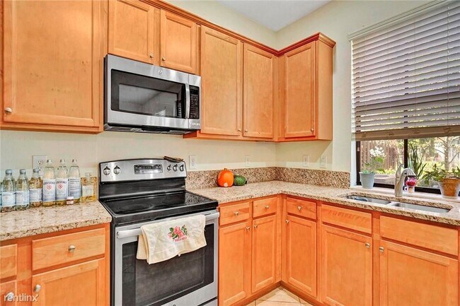 Foto del edificio - 3 br, 2.5 bath Townhome - 821 E Village Cir