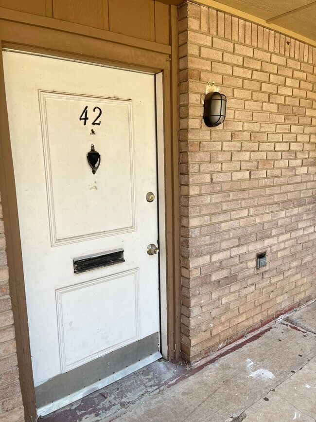 Building Photo - 1 Bed 1 Bath Downstairs Unit