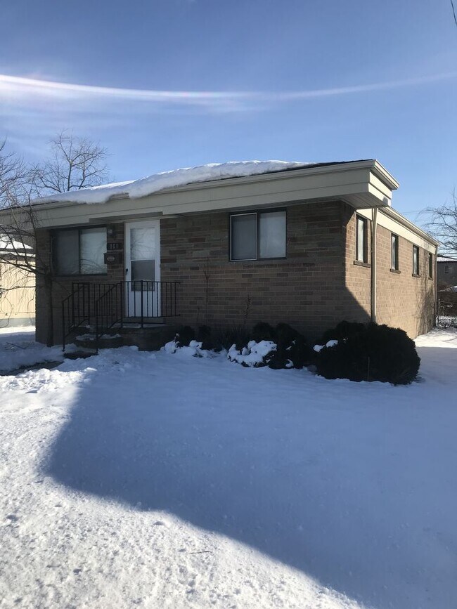 Building Photo - Awesome brick home close to downtown