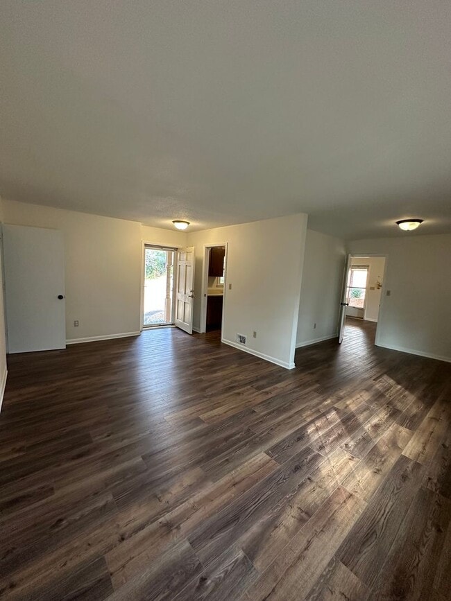 Foto del edificio - East-side home move-in ready