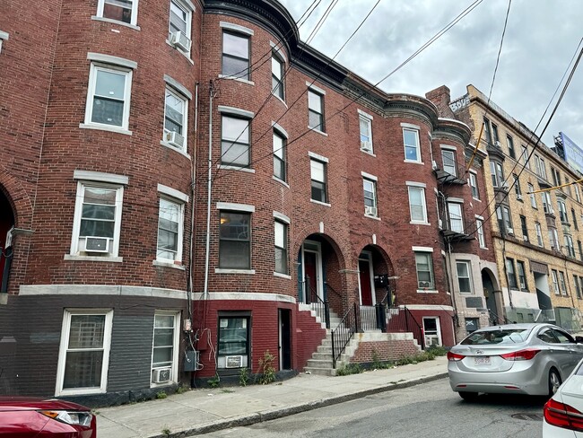Building Photo - 25 Linden St