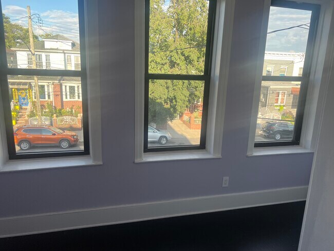 Foto del edificio - 916 Troy Ave