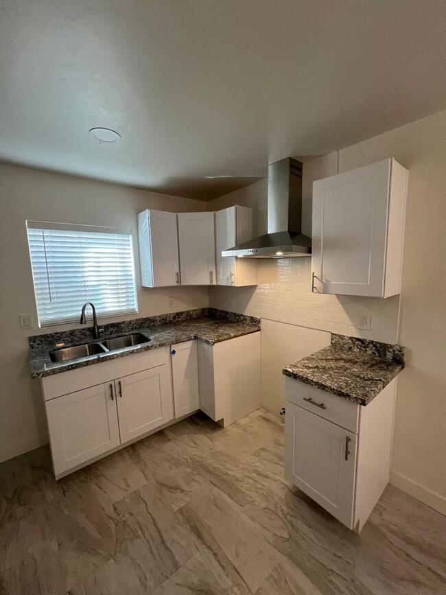 Building Photo - Charming Fully Remodeled 1 Bedroom 1 Bath ...