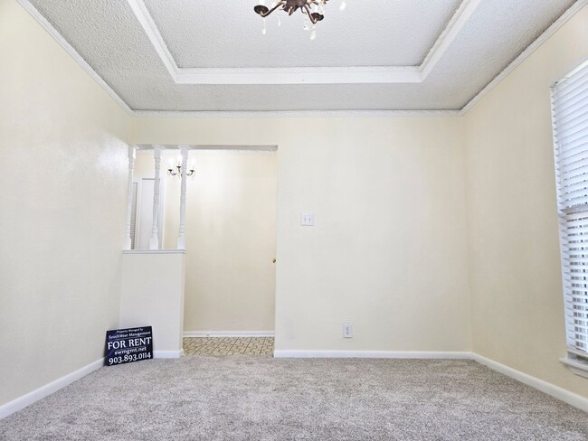 Building Photo - Brick 3/2/2 in Nice Denison Neighborhood O...