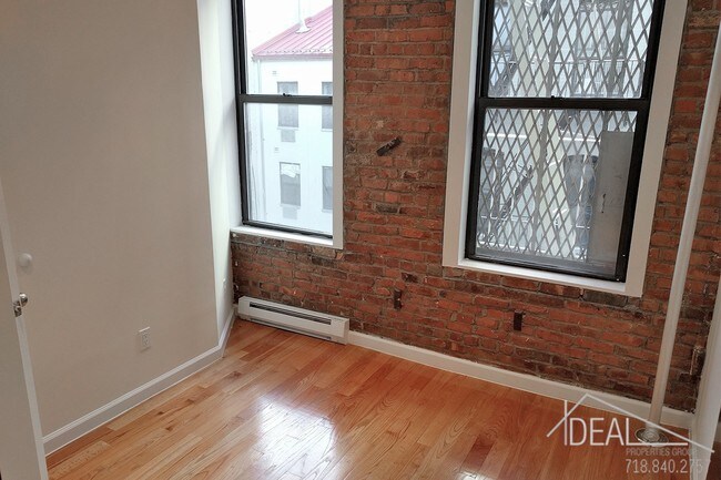 Building Photo - Large 4 Bedroom Apartment for Rent in Harlem!