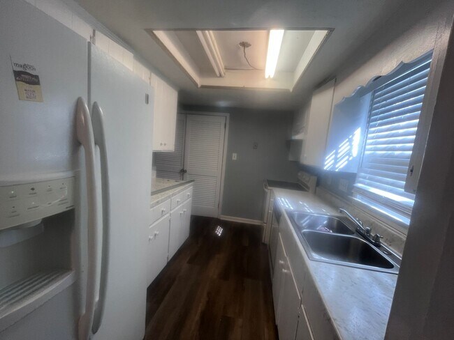 Building Photo - Great Location