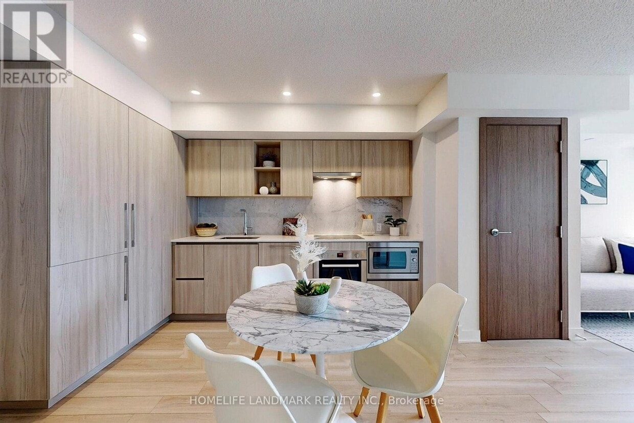 Primary Photo - 17-2717 Bathurst St