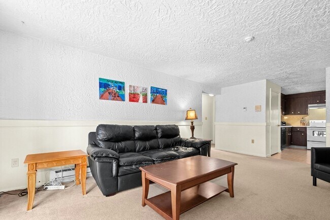 Foto del edificio - 318 Codman Hill Rd