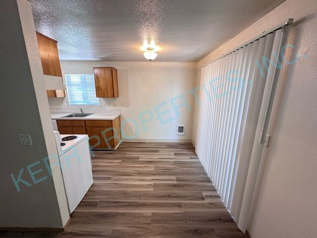 Building Photo - Charming 2-Bedroom Multiplex in Portland with Cozy 862 Sq Ft Layout - Perfect for Urban Living!