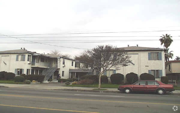 Primary Photo - 13949-13953 Vanowen St