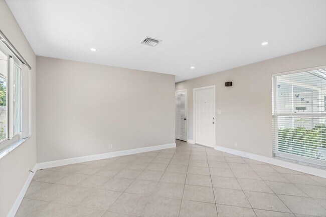 Foto del edificio - 541 NE 44th St