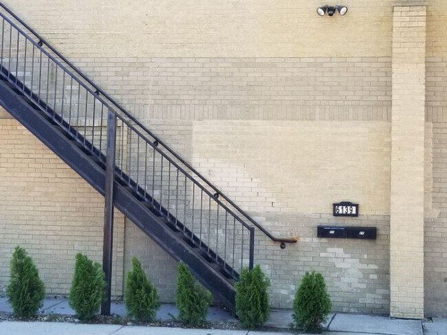 Building Photo - 6139 W Touhy Ave