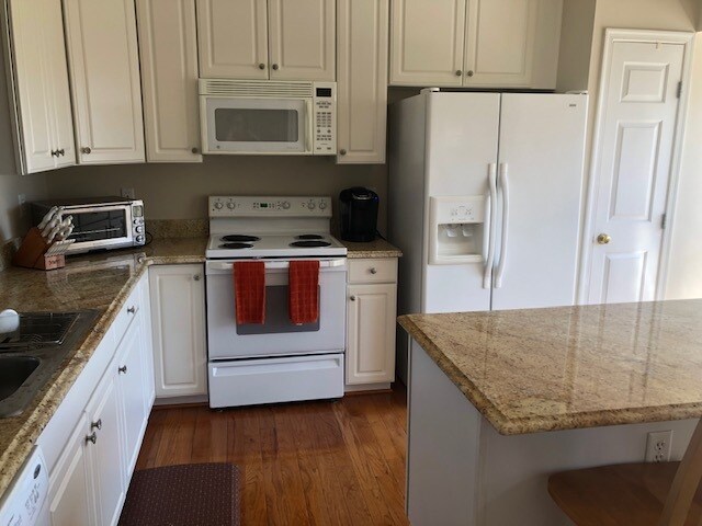 Kitchen - 2109 N Buchanan Ct