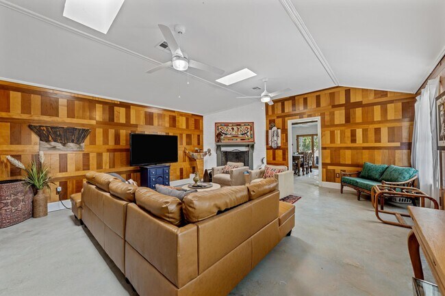 Foto del edificio - 659 Fern Valley Rd