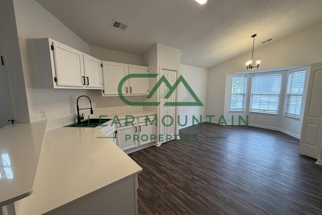 Foto del edificio - Fully Updated 3BR/2BA with Open Floor Plan & High Ceiling!