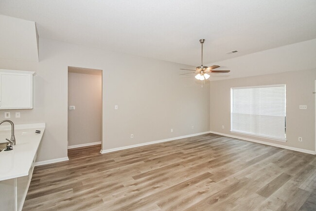 Building Photo - 160 Garden View Dr