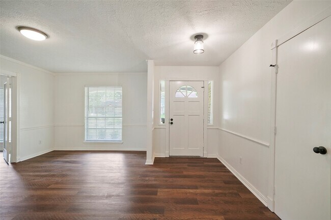 Foto del edificio - 719 Thornwood Dr