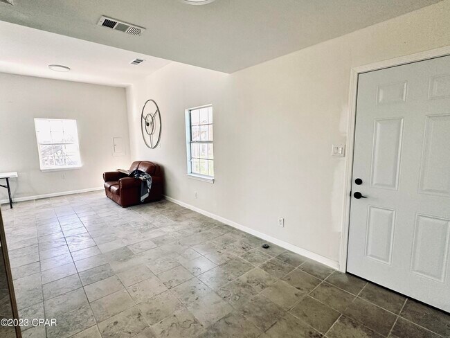 Foto del edificio - 8034 Kingswood Rd