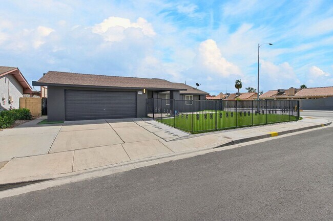 Foto del edificio - NEWLY RENOVATED SINGLE-STORY HOME LOCATED IN LAS VEGAS