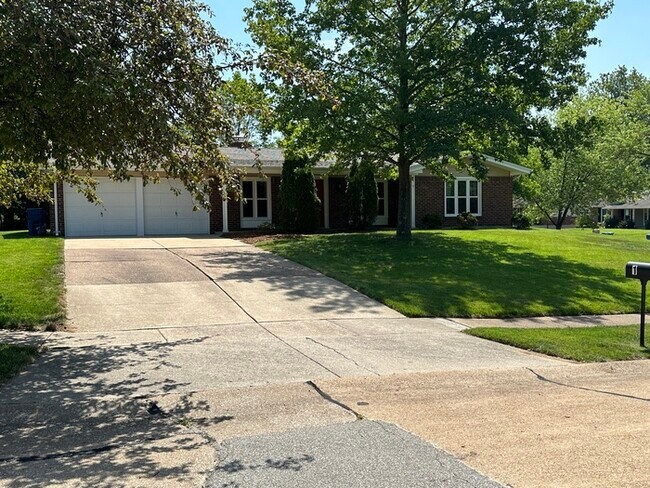 Foto del edificio - Three Bedroom House In Ballwin, Mo.