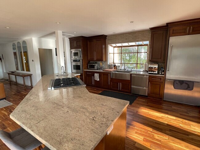 Refrigerador y horno Thermador Sub-Zero de acero inoxidable. Lavavajillas Fisher Paykel de dos cajones. - 1068 E San Jose Ave