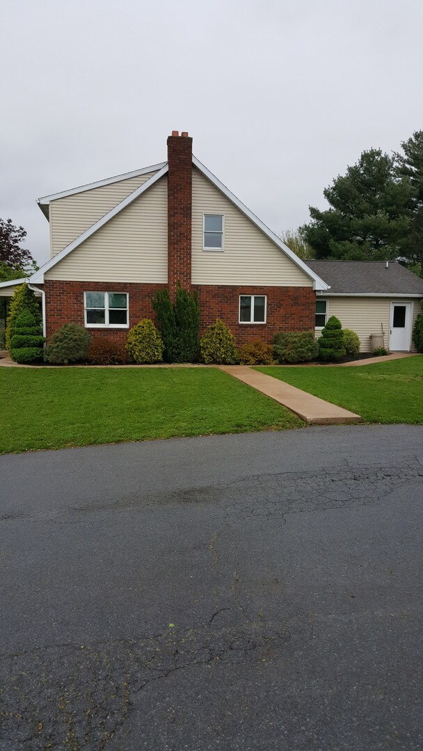 Building Photo - $1295 - 3 Bed, 1.5 Bath - East Earl