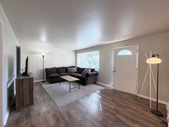 Building Photo - 475 Glen View Ct