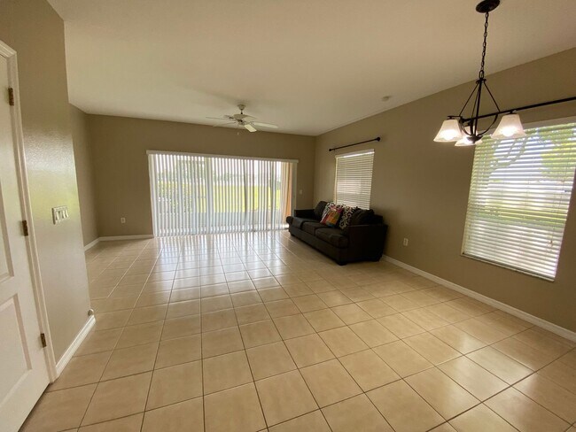 Foto del edificio - 3/2.5  Davenport Townhouse