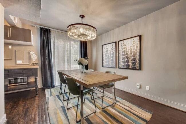 Foto del edificio - 6011 Gaston Ave