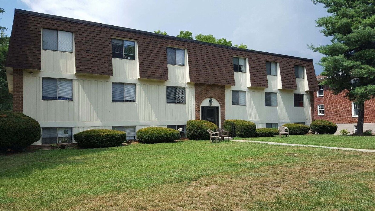 Front of building - 1727 Memorial Ave SW