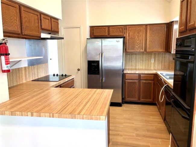 Building Photo - 15650 Pebble Lake Dr