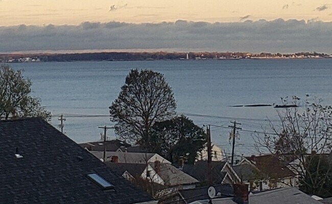 Nuestra ventana de la cocina - 19 Crest Ave