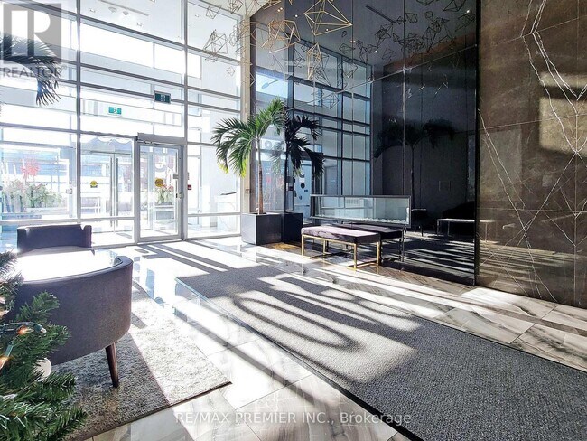 Photo du bâtiment - 4800 Hwy 7