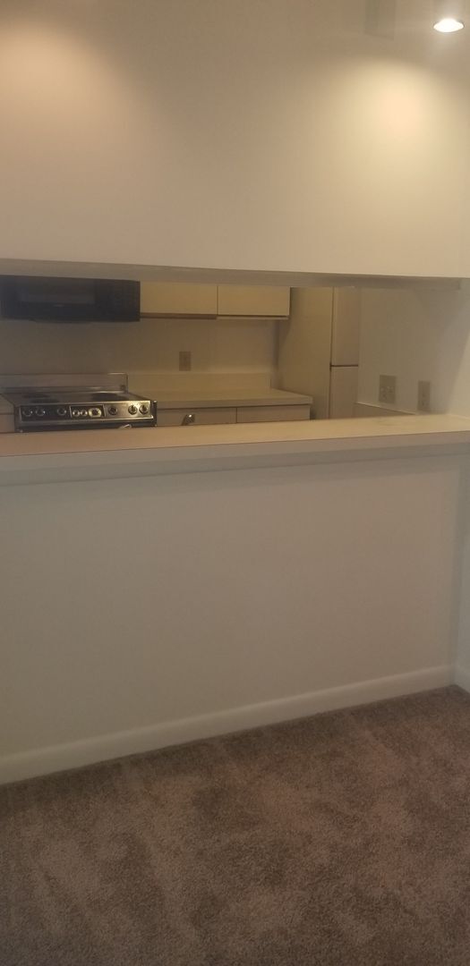 Building Photo - TOP FLOOR 2 BED/2BATH CONDO (Shameika)