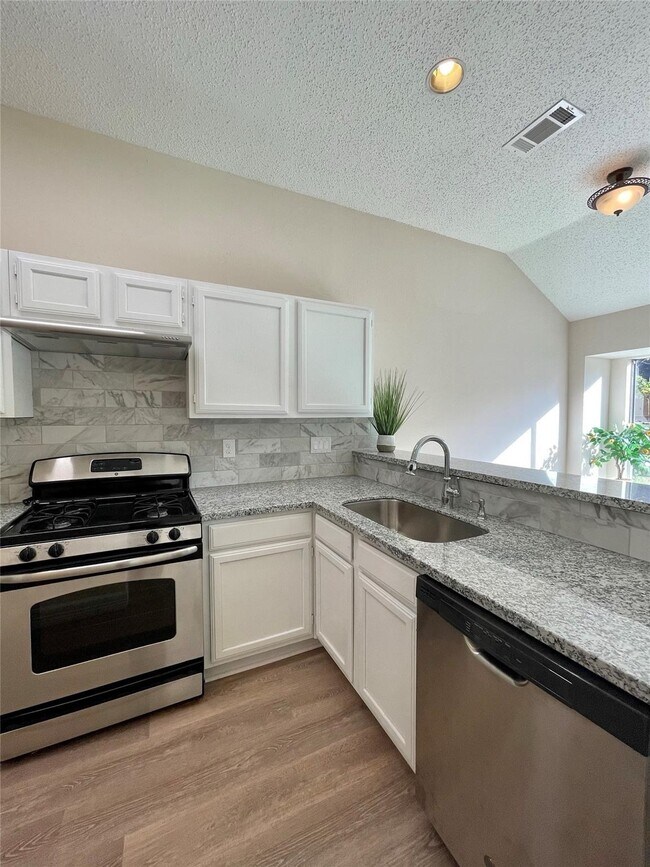 Foto del edificio - 15815 Locust Grove Dr