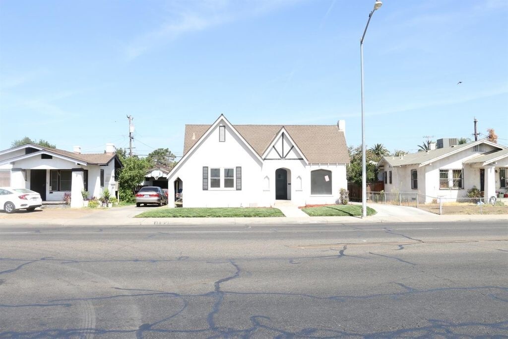 Primary Photo - 4691 E Tulare Ave