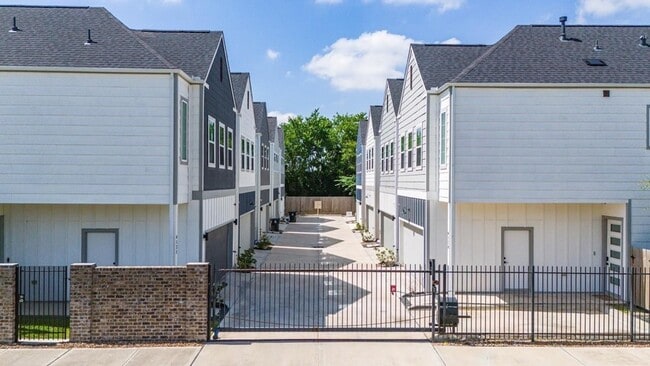 Building Photo - 412 Neyland St